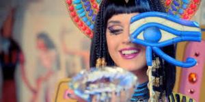 Kate Perry con el ojo de Horus en el videoclip de Dark Horse 